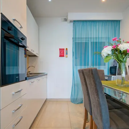 Tigne Seafront 3-bedroom By Shortletsmalta Apartament