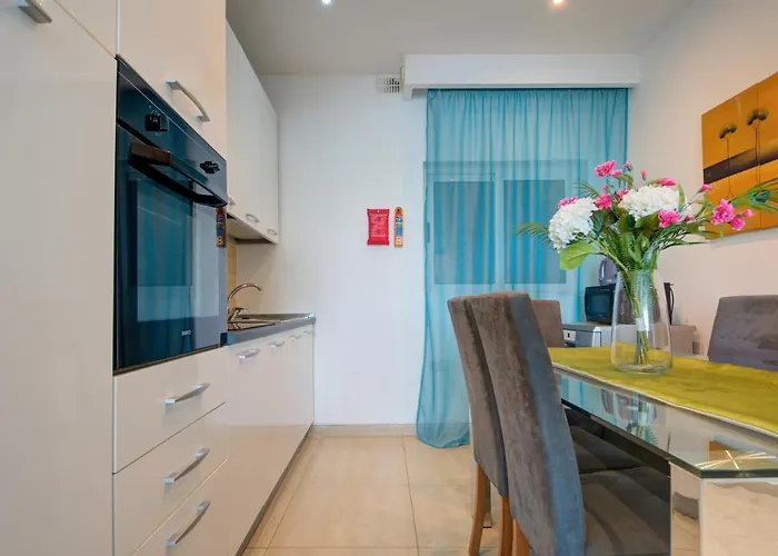 Tigne Seafront 3-bedroom By Shortletsmalta Hotel