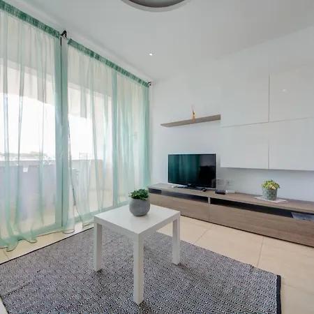 Tigne Seafront 3-bedroom By Shortletsmalta Hotel *