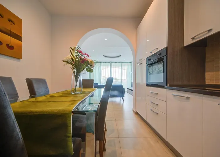 Tigne Seafront 3-bedroom By Shortletsmalta