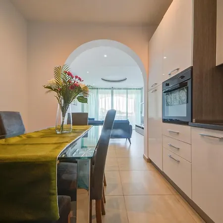 Tigne Seafront 3-bedroom By Shortletsmalta