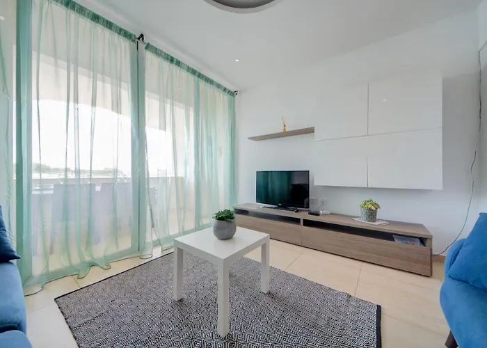 Tigne Seafront 3-bedroom By Shortletsmalta Hotel *